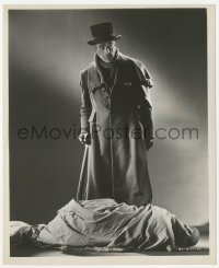 3p1884 BODY SNATCHER 8.25x10 still 1945 full-length Boris Karloff over dead body by Ernest Bachrach!