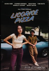 3r0846 LICORICE PIZZA DS 1sh 2021 Sean Penn, great image of Alana Haim and Cooper Hoffman on car!
