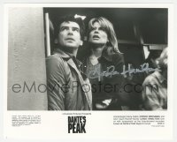3x0530 LINDA HAMILTON signed 8x10 still 1997 close up with Pierce Brosnan in Dante's Peak!