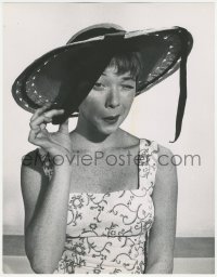 3y0284 SHIRLEY MACLAINE deluxe 10.5x13.5 still 1950s great winking portrait wearing hat by Bill Avery!