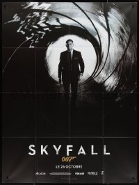 4b0042 SKYFALL teaser French 1p 2012 Daniel Craig as James Bond 007 standing in gun barrel!