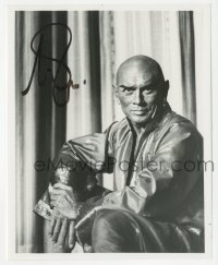 4b1259 YUL BRYNNER signed 8x10 REPRO photo 1980s wonderful posed portrait from Anna and the King!