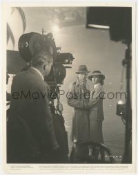 4d0137 CASABLANCA candid 8x10 key book still 1942 Curtiz filming classic Bogart & Bergman finale!