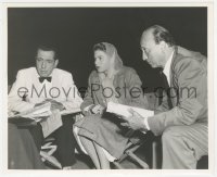 4d0139 CASABLANCA candid 8x10 still 1942 Humphrey Bogart, Ingrid Bergman & Curtiz w/ scripts on set!