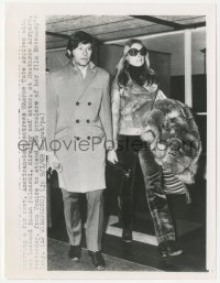 4f1526 ROSEMARY'S BABY candid 7x9.25 news photo 1968 Roman Polanski & Sharon Tate at Heathrow airport!