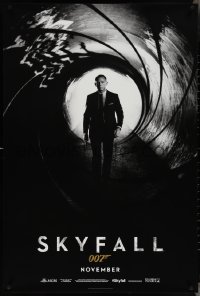 4g1037 SKYFALL teaser DS 1sh 2012 November style, Daniel Craig as James Bond standing in gun barrel!