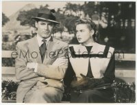 4j1592 NOTORIOUS 7x9.5 still 1946 Ingrid Bergman & Cary Grant on bench, Alfred Hitchcock classic!