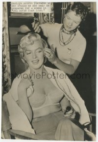 4j1626 SEVEN YEAR ITCH 6.5x9.5 news photo 1955 sexy Marilyn Monroe gets hair prepared for a scene!