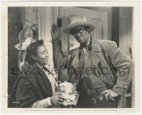 4j1638 SPOILERS 8x10 still 1942 black Marietta Canty smiles at John Wayne in blackface makeup!