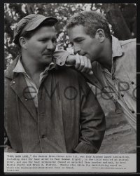 4j1421 COOL HAND LUKE 2 7.75x9.75 stills 1967 Paul Newman with screenwriter Donn Pearce and in rain!