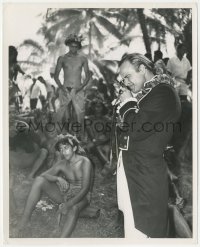 4p1326 MUTINY ON THE BOUNTY candid 8x10 still 1962 Marlon Brando photographs natives he worked with!