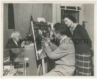 4p1334 NORMAN ROCKWELL/RUTH HUSSEY 8.25x10 news photo 1949 he's giving her pointers on painting!