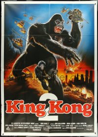 4p0029 KING KONG LIVES Italian 2p 1986 Sciotti art of huge ape attacked by army, King Kong II!