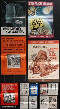 4s0469 LOT OF 25 UNCUT PRESSBOOKS 1960s great advertising for a variety of different movies!