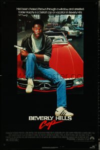 4z0901 BEVERLY HILLS COP 1sh 1984 great image of detective Eddie Murphy sitting on red Mercedes!