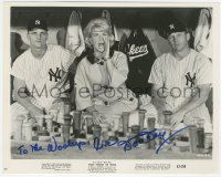 5b0122 DORIS DAY signed 8x10 still 1962 between Mickey Mantle & Roger Maris in That Touch of Mink!