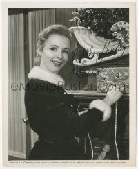 5b0151 PIPER LAURIE signed 8.25x10 still 1953 great close up in Christmas outfit & decorations!