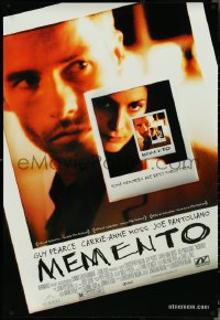 5c0754 MEMENTO 1sh 2000 great image of tattooed Guy Pearce, directed by Christopher Nolan!