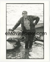 5f1214 JAWS deluxe 8x10 file photo 1975 Robert Shaw candid leaning on Bruce the shark by Goldman!
