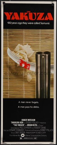 5k0999 YAKUZA insert 1975 Robert Mitchum, Paul Schrader, cool different sword & shotgun image!