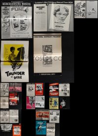 5m0313 LOT OF 26 UNCUT PRESSBOOKS 1960s-1970s advertising for a variety of different movies!