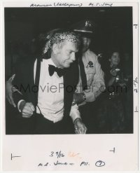 5r1825 SAM PECKINPAH deluxe 8x10 news photo 1974 drunk & restrained by security at Cagney tribute!
