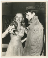 5r1839 THIS GUN FOR HIRE candid 8x10 still 1942 Veronica Lake & Alan Ladd w/ canary between scenes!