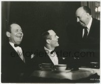 5r1849 WRONG MAN candid 7.5x9.25 still 1957 Alfred Hitchcock, Fonda & Billingsley laughing on set!