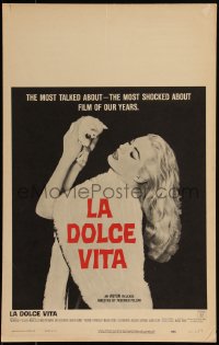 5t0100 LA DOLCE VITA WC 1961 Federico Fellini classic, close up of sexy Anita Ekberg with kitten!