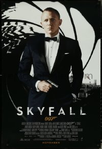 5w0998 SKYFALL int'l advance DS 1sh 2012 November style, Craig as James Bond standing in gun barrel!