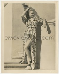 6b1311 LANA TURNER 8x10.25 still 1940s full-length MGM outdoor portrait showing her sexy leg!