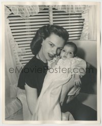 6f1519 JUDY GARLAND/LIZA MINNELLI deluxe 8x10 still 1946 c/u of mom Judy holding newborn baby Liza!