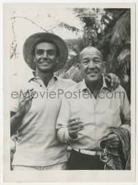 6f1411 DR. NO candid English 6x8 news photo 1962 Noel Coward visits Sean Connery on the Jamaica set!