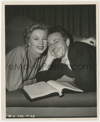 6j1383 IN A LONELY PLACE candid 8x10 still 1950 husband & wife Nicholas Ray & Gloria Grahame w/script