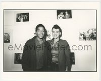 6j1385 JEAN-MICHEL BASQUIAT 8x10 still 1980s smiling at photo exhibit with Diego Corte!
