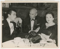 6j1391 JUDY GARLAND/YUL BRYNNER/TONY CURTIS 8x10 still 1956 chatting at the El Morocco nightclub!
