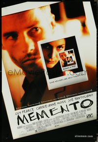 6k0807 MEMENTO 1sh 2000 great image of tattooed Guy Pearce, directed by Christopher Nolan!